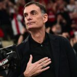 Ο προπονητής του Ολυμπιακού Γιώργος Μπαρτζώκας δίνει οδηγίες από τον πάγκο στο ΣΕΦ.