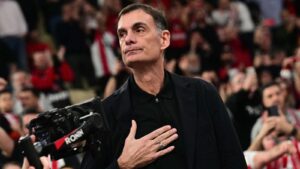 Ο προπονητής του Ολυμπιακού Γιώργος Μπαρτζώκας δίνει οδηγίες από τον πάγκο στο ΣΕΦ.