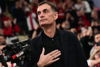 Ο προπονητής του Ολυμπιακού Γιώργος Μπαρτζώκας δίνει οδηγίες από τον πάγκο στο ΣΕΦ.