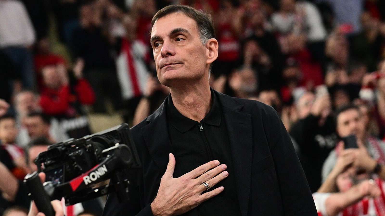 Ο προπονητής του Ολυμπιακού Γιώργος Μπαρτζώκας δίνει οδηγίες από τον πάγκο στο ΣΕΦ.