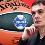 Ο προπονητής του Ολυμπιακού Γιώργος Μπαρτζώκας δίνει οδηγίες στους παίκτες του.