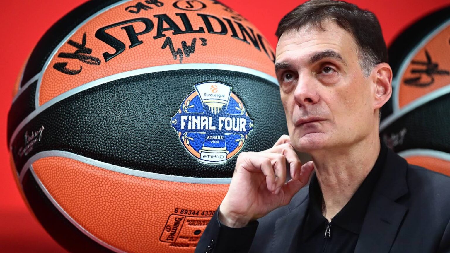 Ο προπονητής του Ολυμπιακού Γιώργος Μπαρτζώκας δίνει οδηγίες στους παίκτες του.