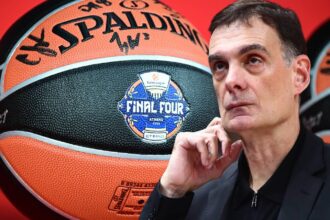 Ο προπονητής του Ολυμπιακού Γιώργος Μπαρτζώκας δίνει οδηγίες στους παίκτες του.