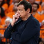 Ο Εργκίν Αταμάν προβληματισμένος στον πάγκο του Παναθηναϊκού κατά τη διάρκεια αγώνα.
