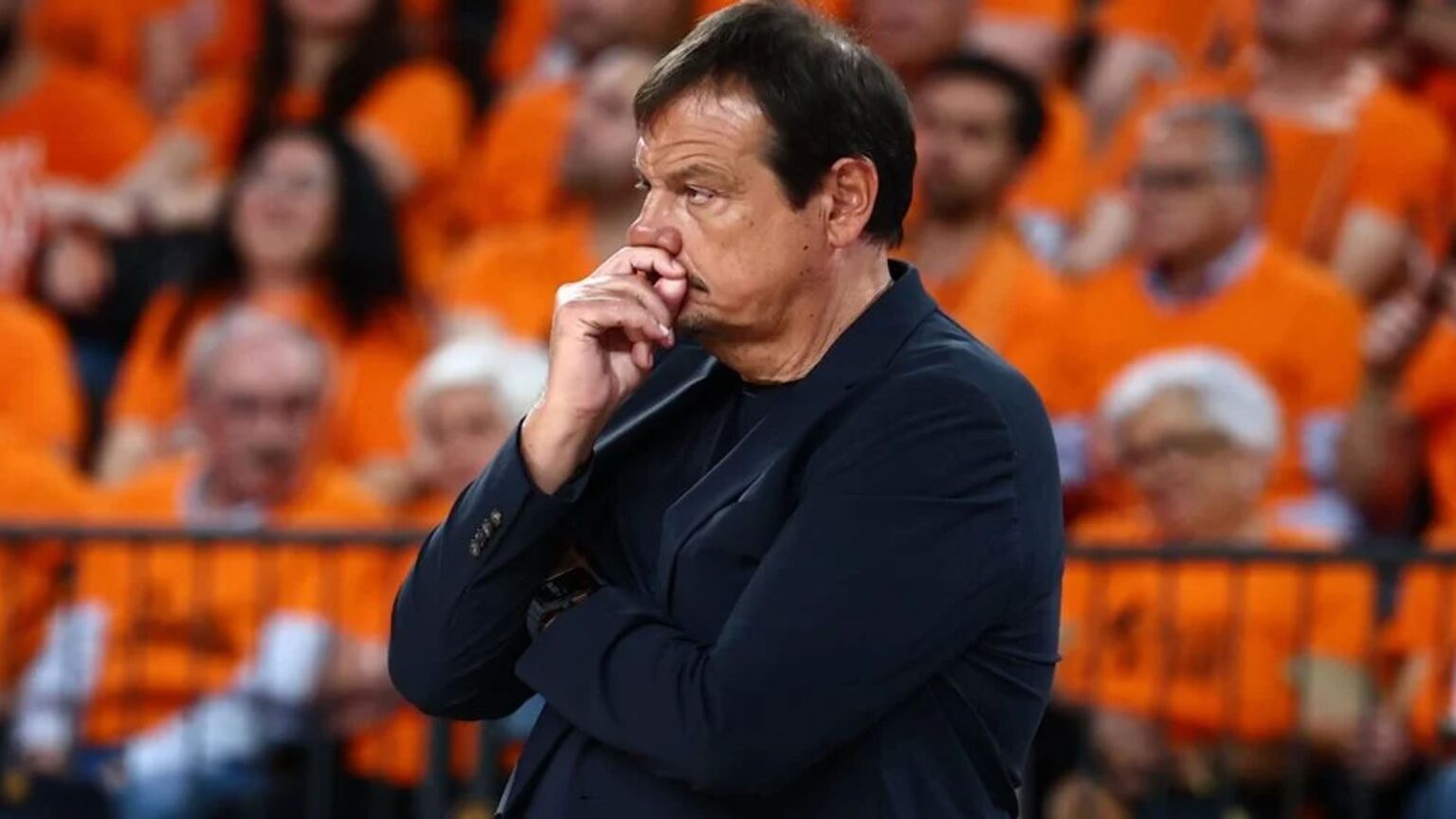Ο Εργκίν Αταμάν προβληματισμένος στον πάγκο του Παναθηναϊκού κατά τη διάρκεια αγώνα.