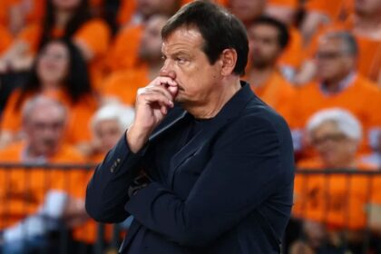 Ο Εργκίν Αταμάν προβληματισμένος στον πάγκο του Παναθηναϊκού κατά τη διάρκεια αγώνα.