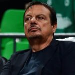 Ο Εργκίν Αταμάν προβληματισμένος στον πάγκο του Παναθηναϊκού κατά τη διάρκεια κρίσιμου αγώνα της Euroleague.