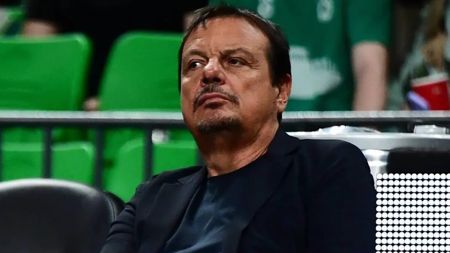 Ο Εργκίν Αταμάν προβληματισμένος στον πάγκο του Παναθηναϊκού κατά τη διάρκεια κρίσιμου αγώνα της Euroleague.