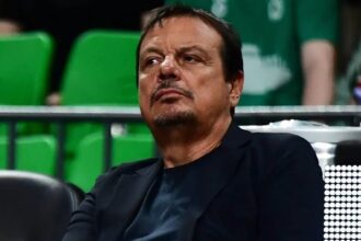 Ο Εργκίν Αταμάν προβληματισμένος στον πάγκο του Παναθηναϊκού κατά τη διάρκεια κρίσιμου αγώνα της Euroleague.
