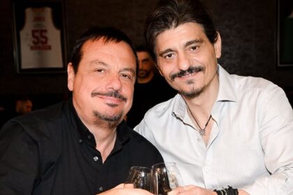 Ο Εργκίν Αταμάν προβληματισμένος στον πάγκο του Παναθηναϊκού μετά τον ευρωπαϊκό αποκλεισμό.