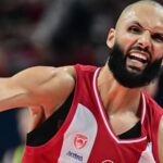 Ο Εβάν Φουρνιέ ευστοχεί σε απίστευτο τρίποντο από το logo κόντρα στη Φενέρμπαχτσε και ο Γιώργος Αγγελόπουλος πανηγυρίζει έξαλλα την πρόκριση του Ολυμπιακού.