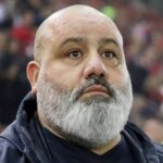 Ο αντιπρόεδρος του Ολυμπιακού Κώστας Καραπαπάς στο γήπεδο κατά τη διάρκεια αγώνα της Super League.