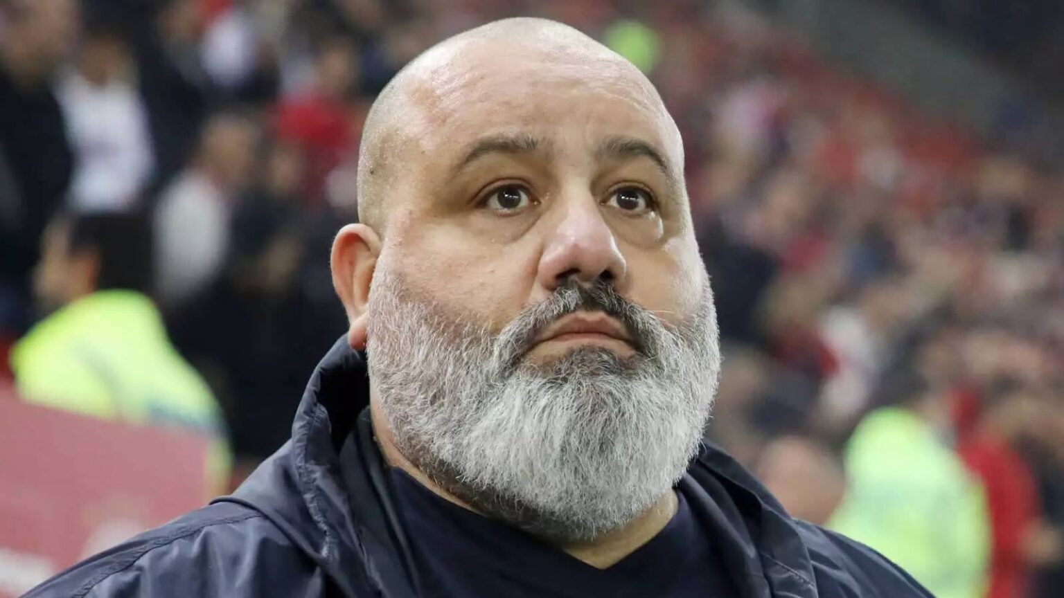 Ο αντιπρόεδρος του Ολυμπιακού Κώστας Καραπαπάς στο γήπεδο κατά τη διάρκεια αγώνα της Super League.