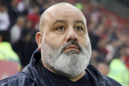 Ο αντιπρόεδρος του Ολυμπιακού Κώστας Καραπαπάς στο γήπεδο κατά τη διάρκεια αγώνα της Super League.
