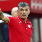 Ο Χοσέ Λουίς Μεντιλίμπαρ συζητά για τον μεταγραφικό σχεδιασμό του Ολυμπιακού δίνοντας οδηγίες για τη νέα σεζόν.
