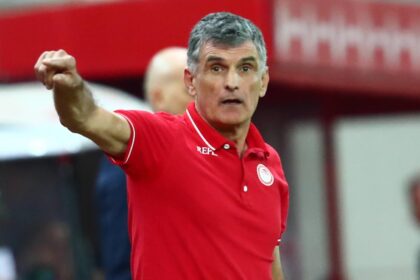 Ο Χοσέ Λουίς Μεντιλίμπαρ συζητά για τον μεταγραφικό σχεδιασμό του Ολυμπιακού δίνοντας οδηγίες για τη νέα σεζόν.