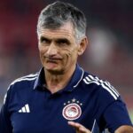 Ο προπονητής του Ολυμπιακού Χοσέ Λουίς Μεντιλίμπαρ με έντονο ύφος στο παιχνίδι απέναντι στον ΠΑΟΚ.