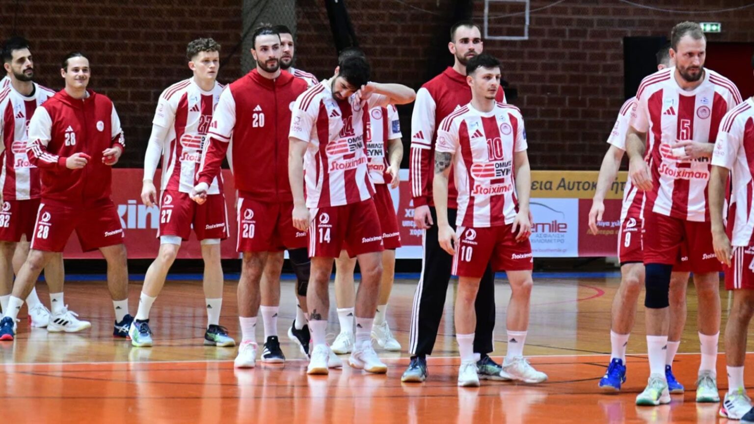 Στιγμιότυπο από τον πρώτο τελικό της Handball Premier μεταξύ Ολυμπιακού και ΑΕΚ.