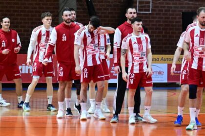 Στιγμιότυπο από τον πρώτο τελικό της Handball Premier μεταξύ Ολυμπιακού και ΑΕΚ.