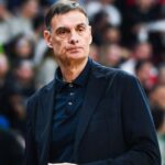 Ο προπονητής του Ολυμπιακού, Γιώργος Μπαρτζώκας, καταστρώνει τα τακτικά του πλάνα ενόψει του μεγάλου ημιτελικού του Final 4 κόντρα στη Φενέρμπαχτσε.