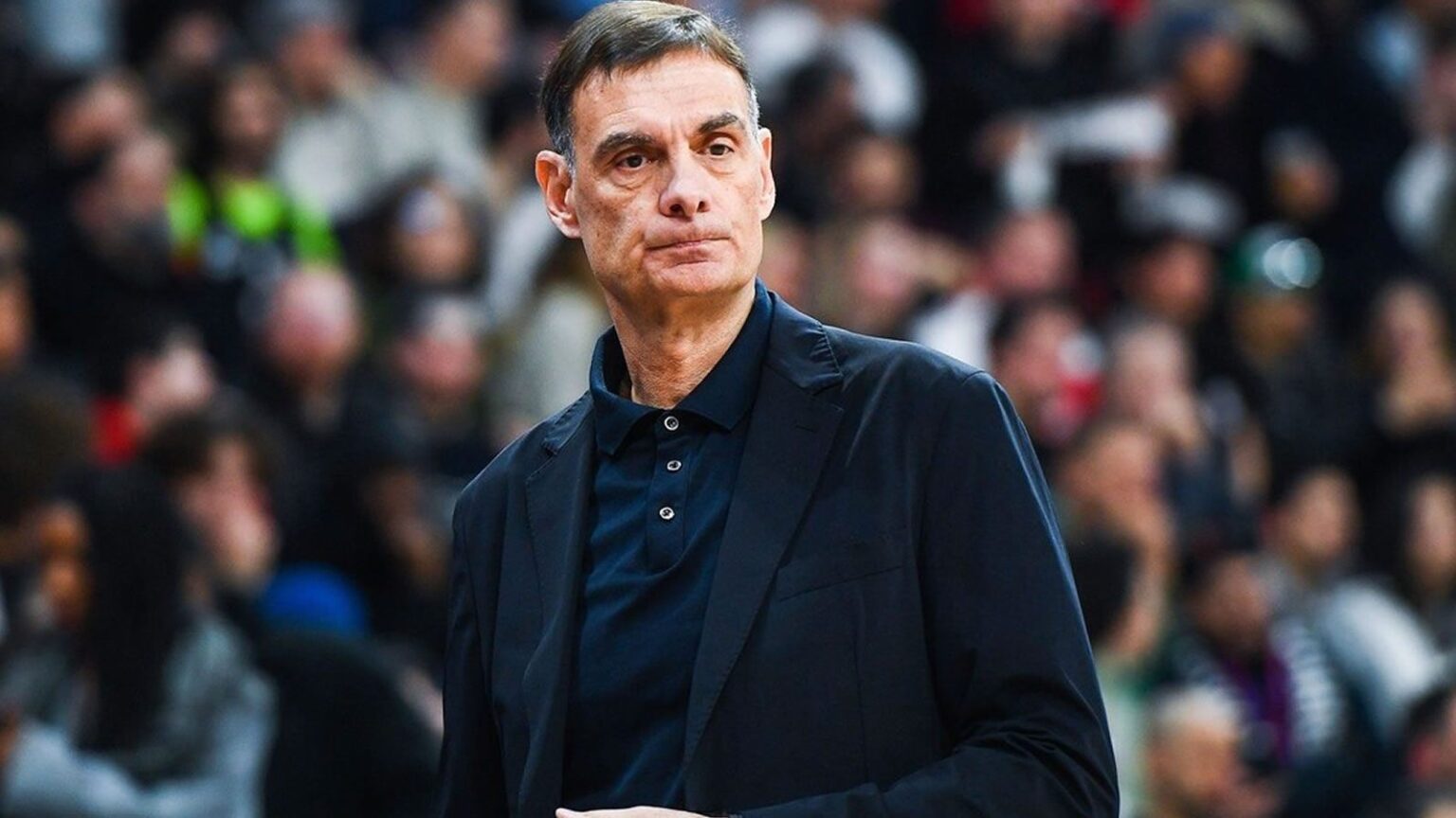 Ο προπονητής του Ολυμπιακού, Γιώργος Μπαρτζώκας, καταστρώνει τα τακτικά του πλάνα ενόψει του μεγάλου ημιτελικού του Final 4 κόντρα στη Φενέρμπαχτσε.