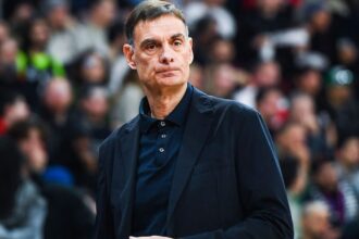 Ο προπονητής του Ολυμπιακού, Γιώργος Μπαρτζώκας, καταστρώνει τα τακτικά του πλάνα ενόψει του μεγάλου ημιτελικού του Final 4 κόντρα στη Φενέρμπαχτσε.
