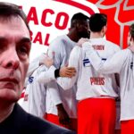 Ο προπονητής του Ολυμπιακού Γιώργος Μπαρτζώκας δίνει οδηγίες στους παίκτες του στο παρκέ ενόψει του Final-4 της Euroleague.