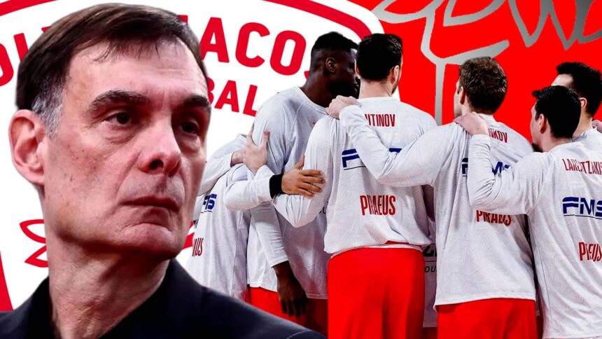 Ο προπονητής του Ολυμπιακού Γιώργος Μπαρτζώκας δίνει οδηγίες στους παίκτες του στο παρκέ ενόψει του Final-4 της Euroleague.