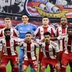 Παίκτες του Ολυμπιακού πανηγυρίζουν ενόψει των προκριματικών του Champions League και της απόλυτης εξασφάλισης της ευρωπαϊκής League Phase.