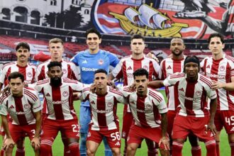 Παίκτες του Ολυμπιακού πανηγυρίζουν ενόψει των προκριματικών του Champions League και της απόλυτης εξασφάλισης της ευρωπαϊκής League Phase.