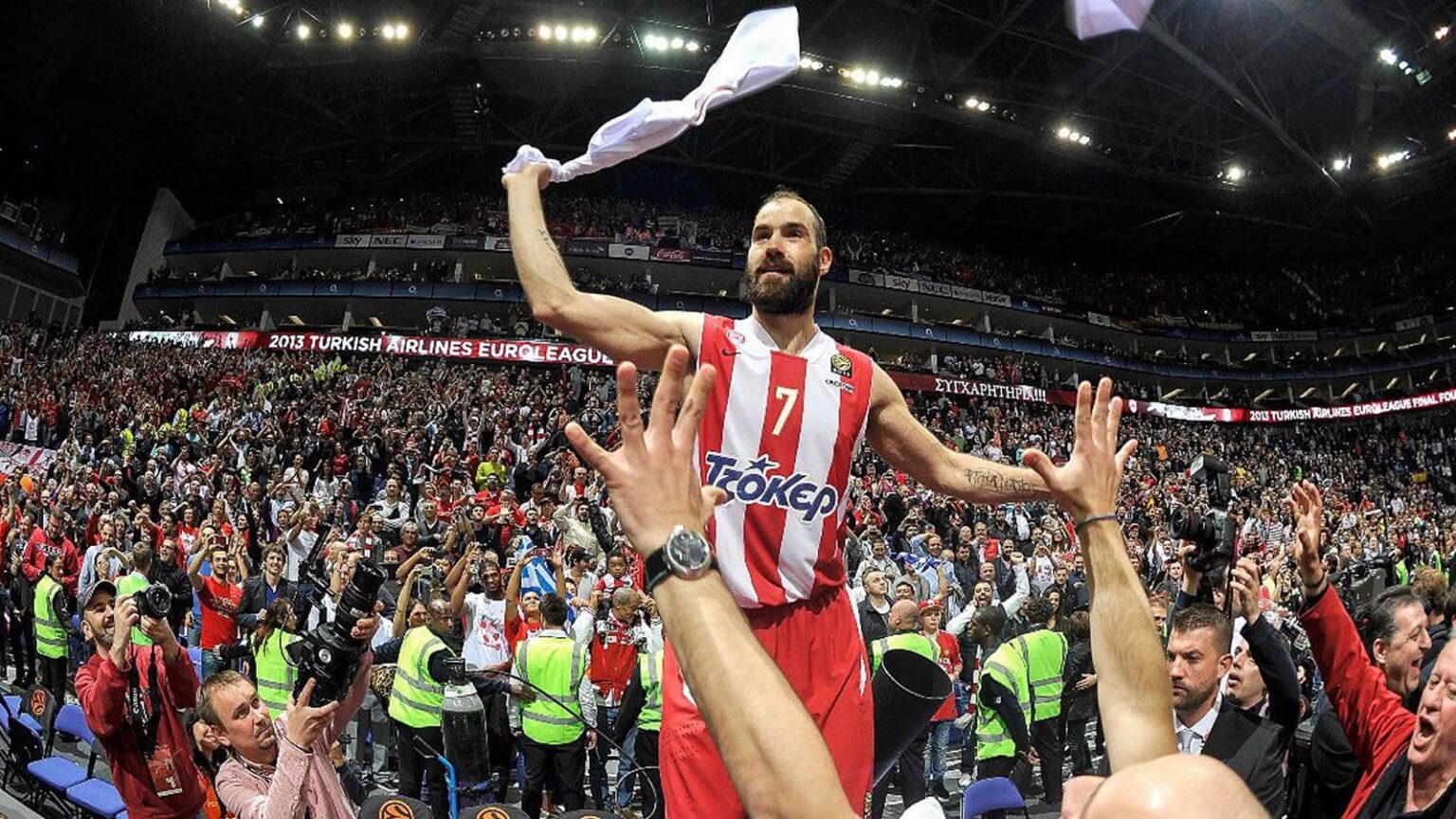 Ο Βασίλης Σπανούλης πανηγυρίζει στο Λονδίνο την κατάκτηση της Euroleague
