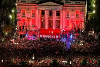 Οι παίκτες του Ολυμπιακού γνωρίζουν την απόλυτη αποθέωση από χιλιάδες οπαδούς στο Δημοτικό Θέατρο Πειραιά, σηκώνοντας την κούπα της Euroleague.
