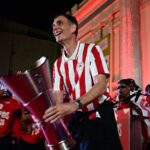 Ο προπονητής του Ολυμπιακού, Γιώργος Μπαρτζώκας, πανηγυρίζει την κατάκτηση της Ευρωλίγκας μετά τη νίκη επί της Ρεάλ Μαδρίτης στον τελικό του 2026.