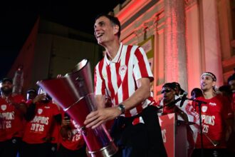 Ο προπονητής του Ολυμπιακού, Γιώργος Μπαρτζώκας, πανηγυρίζει την κατάκτηση της Ευρωλίγκας μετά τη νίκη επί της Ρεάλ Μαδρίτης στον τελικό του 2026.