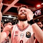 Ο Τόμας Γούοκαπ στον αγώνα του Ολυμπιακού με την Μονακό πανηγυρίζει την πρόκριση στο Final 4 της Euroleague.