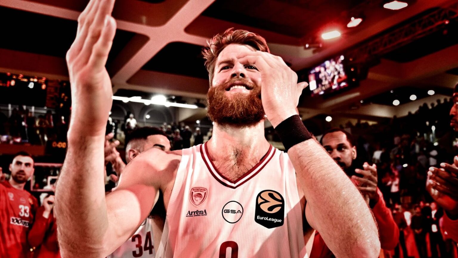 Ο Τόμας Γούοκαπ στον αγώνα του Ολυμπιακού με την Μονακό πανηγυρίζει την πρόκριση στο Final 4 της Euroleague.