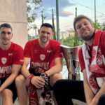 Οι Σάσα Βεζένκοφ, Κώστας Παπανικολάου και Γιαννούλης Λαρεντζάκης ποζάρουν χαμογελαστοί με το τρόπαιο της Euroleague, μετά τον θρίαμβο του Ολυμπιακού επί της Ρεάλ Μαδρίτης.