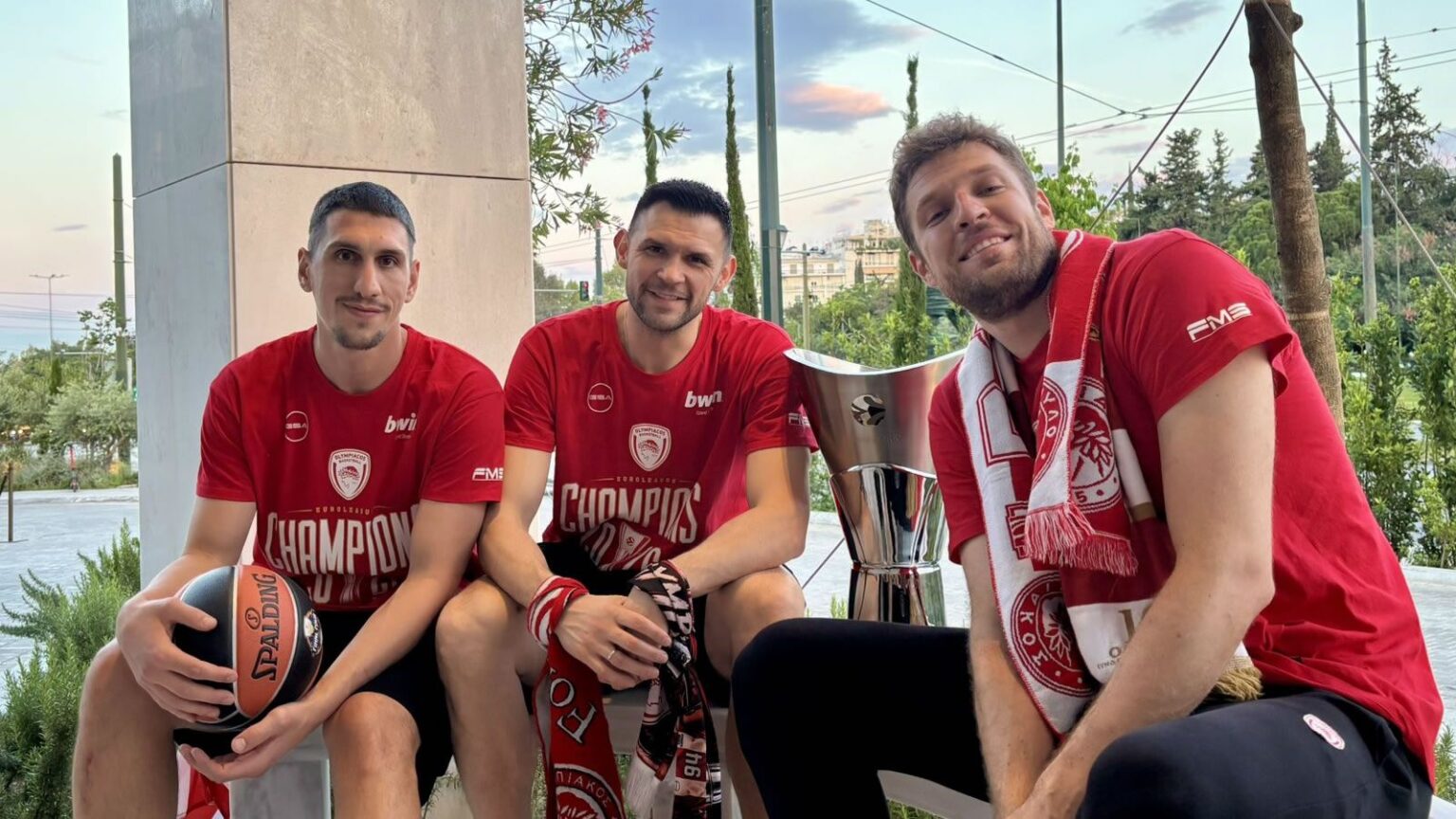 Οι Σάσα Βεζένκοφ, Κώστας Παπανικολάου και Γιαννούλης Λαρεντζάκης ποζάρουν χαμογελαστοί με το τρόπαιο της Euroleague, μετά τον θρίαμβο του Ολυμπιακού επί της Ρεάλ Μαδρίτης.