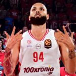 Χιλιάδες οπαδοί του Ολυμπιακού δημιουργούν εκρηκτική ατμόσφαιρα στις κερκίδες ενόψει του Final Four της Euroleague στο Telekom Center Athens.