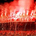 Ενθουσιώδεις οπαδοί του Ολυμπιακού ντυμένοι στα κόκκινα, δημιουργούν καυτή ατμόσφαιρα στις εξέδρες ενόψει του Final 4 της Euroleague.