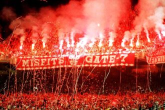 Ενθουσιώδεις οπαδοί του Ολυμπιακού ντυμένοι στα κόκκινα, δημιουργούν καυτή ατμόσφαιρα στις εξέδρες ενόψει του Final 4 της Euroleague.