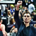 Ο Γιώργος Μπαρτζώκας πανηγυρίζει μπροστά στο κατακόκκινο ΟΑΚΑ, κατά τη διάρκεια του ημιτελικού της Euroleague με τη Φενέρμπαχτσε.