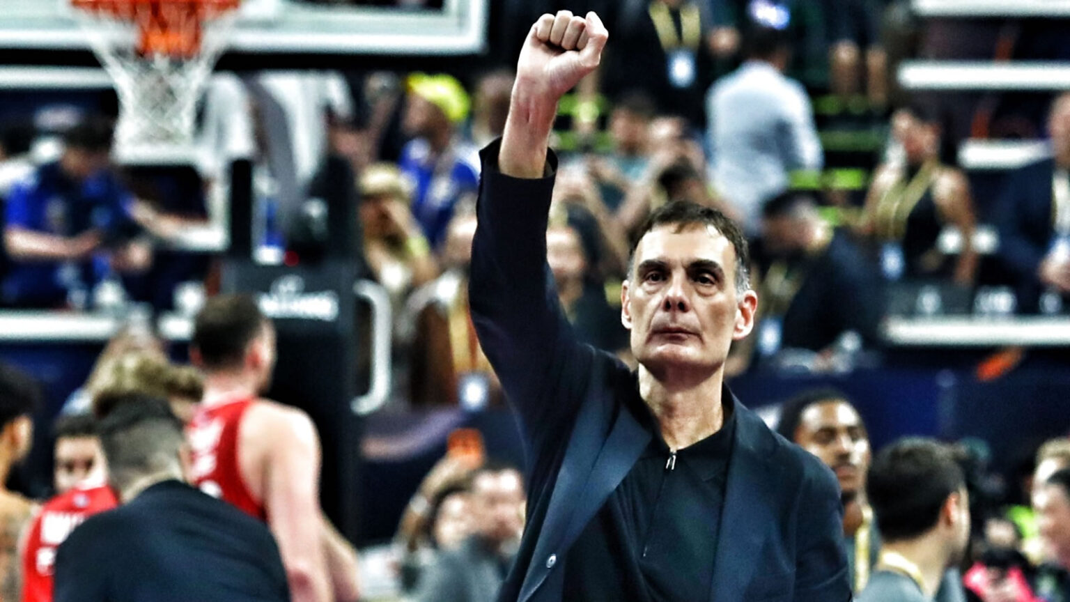 Ο Γιώργος Μπαρτζώκας πανηγυρίζει μπροστά στο κατακόκκινο ΟΑΚΑ, κατά τη διάρκεια του ημιτελικού της Euroleague με τη Φενέρμπαχτσε.