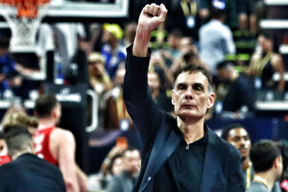 Ο Γιώργος Μπαρτζώκας πανηγυρίζει μπροστά στο κατακόκκινο ΟΑΚΑ, κατά τη διάρκεια του ημιτελικού της Euroleague με τη Φενέρμπαχτσε.