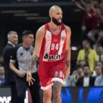 Ο Εβάν Φουρνιέ του Ολυμπιακού πανηγυρίζει έξαλλα την πρόκριση στον τελικό της Euroleague μετά τον θρίαμβο με 79-61 επί της Φενέρμπαχτσε στο ΟΑΚΑ.