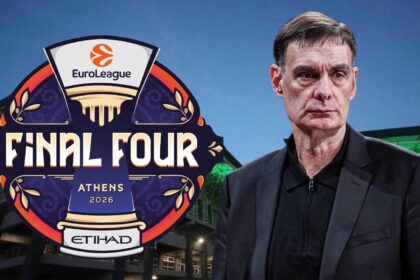 Ο Γιώργος Μπαρτζώκας δίνει οδηγίες στους παίκτες του Ολυμπιακού ενόψει του ημιτελικού του Final-4 της Euroleague με τη Φενέρμπαχτσε.