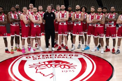 Οι παίκτες του Ολυμπιακού και ο Γιώργος Μπαρτζώκας απόλυτα συγκεντρωμένοι και παθιασμένοι για τον ημιτελικό του Final 4 κόντρα στη Φενέρμπαχτσε.