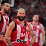 Οι παίκτες του Ολυμπιακού πανηγυρίζουν στο T-Center τη μεγάλη πρόκριση επί της Φενέρμπαχτσε για τον τελικό της Euroleague.