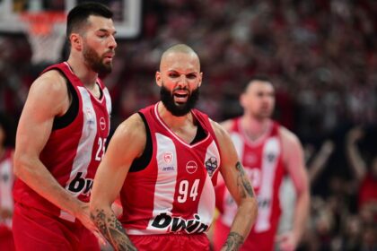 Οι παίκτες του Ολυμπιακού πανηγυρίζουν στο T-Center τη μεγάλη πρόκριση επί της Φενέρμπαχτσε για τον τελικό της Euroleague.