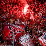 Φίλαθλοι του Ολυμπιακού περιμένουν με αγωνία έξω από το γήπεδο ενόψει του μεγάλου ημιτελικού του Final Four της Euroleague λόγω προβλήματος με τα εισιτήρια.